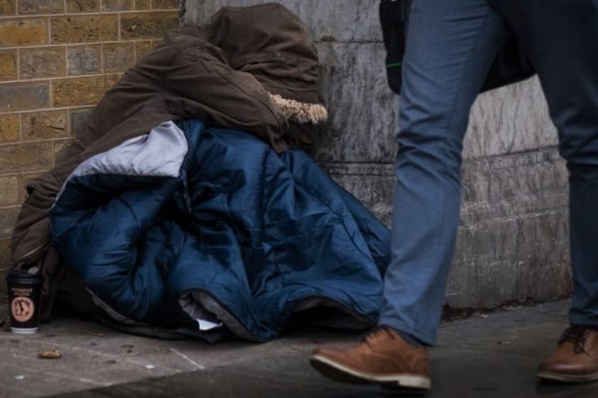 hobofobia miedo a los vagabundos hobofobia, persona pasando junto a un mendigo