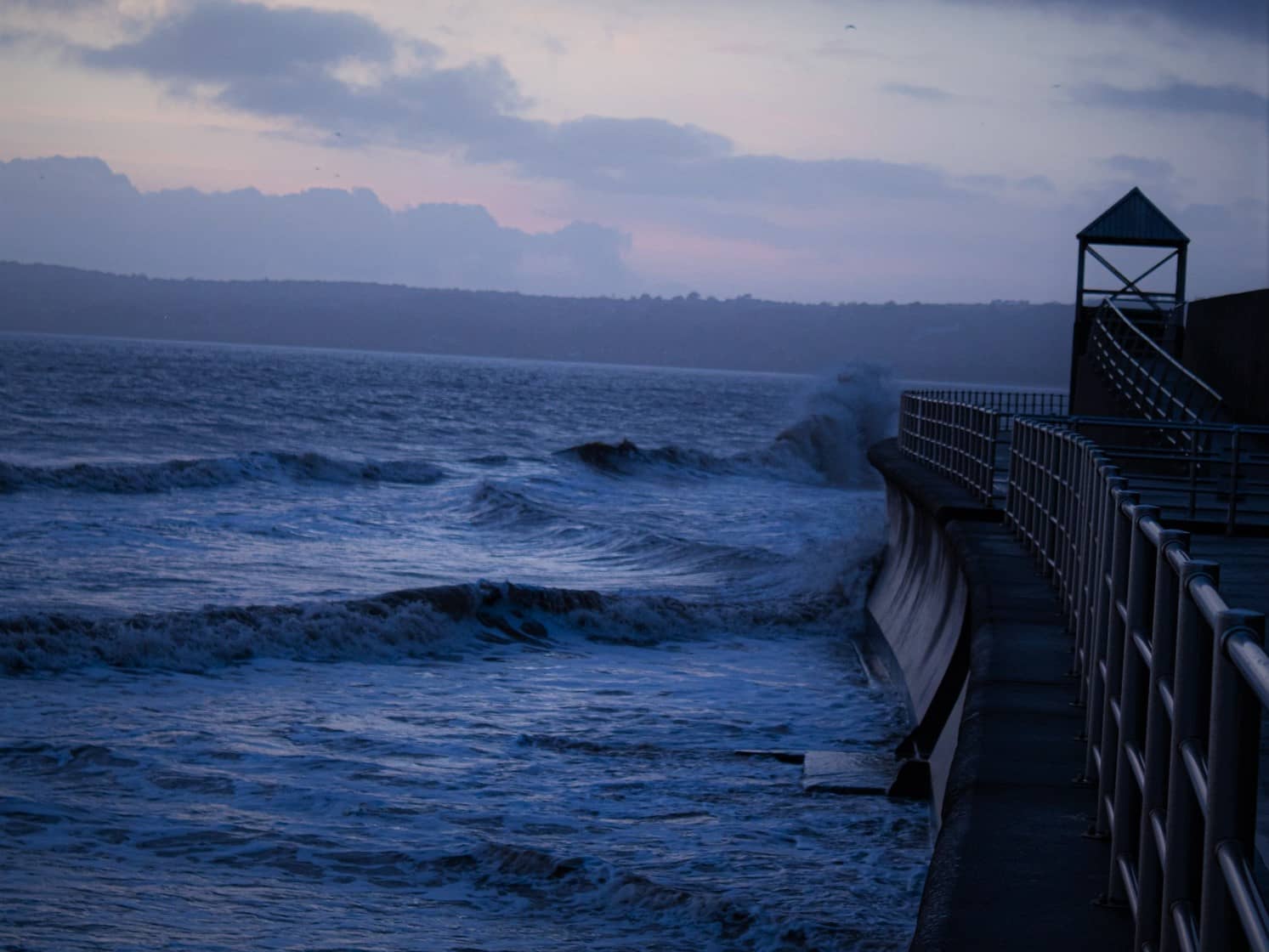muelle con oleaje